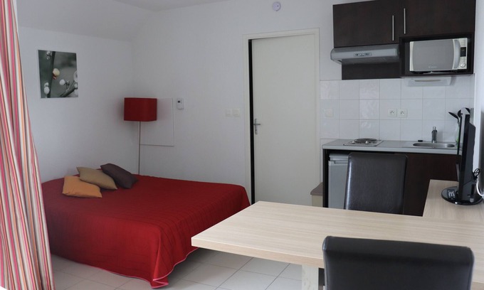 Salies-de-Bearn Apartment | Cozy Studio Terrasse with Pool Access and Family Amenities