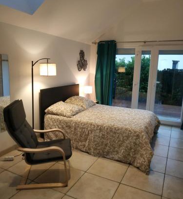 Barriere Saint Marc Apartment | Family-Friendly Studio Terrasse with Free Parking Awaits!