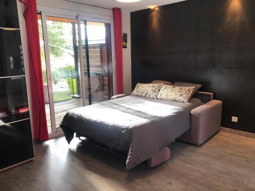Porte Des Alpes - Mi Plaine - Manissieux Apartment | Cozy Studio with Terrace Near Technology Park