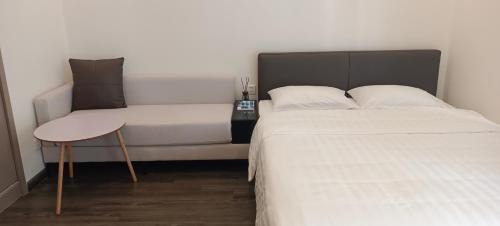 Tu Liem Apartment | Relaxing Studio Tonkin 2: Family-Friendly with Pools