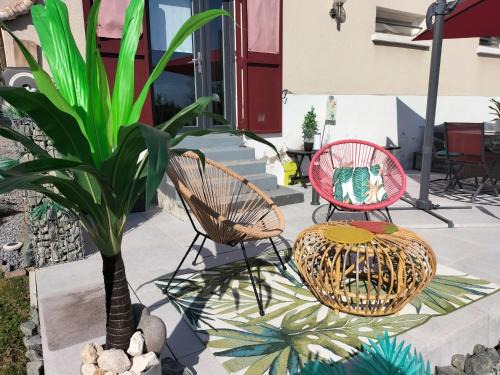 Bellerive-sur-Allier House | Peaceful Studio Near Vichy with Oceanfront Dining