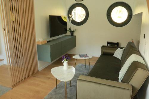 Puteaux Boat Rental | Independently Charming Studio on a Parisian Houseboat