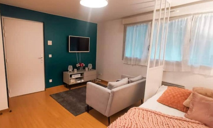 Pantin Apartment | Cozy Studio with Child-Friendly Amenities Awaiting You