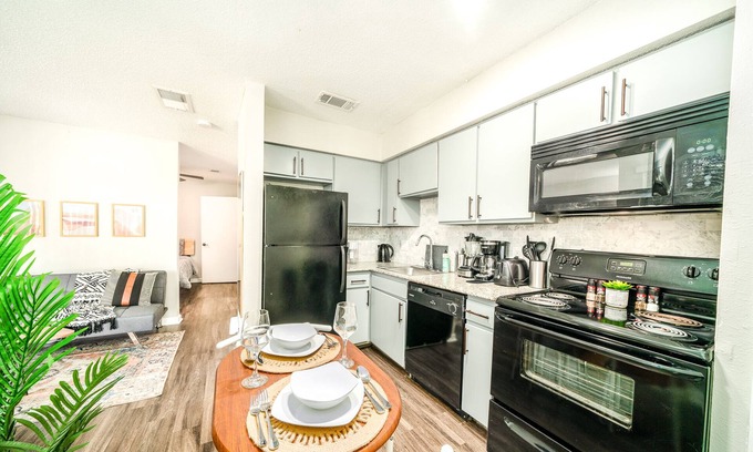 East Riverside - Oltorf Apartment | Relaxing 1BR Treehouse Retreat with Pool & Gym Nearby