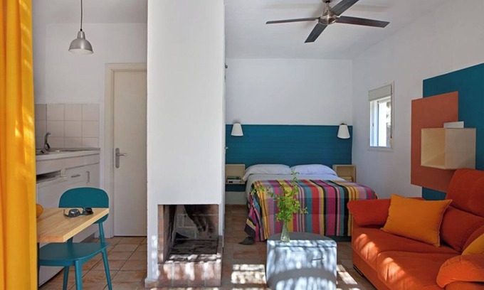 Zahora House | Pet-Friendly Oceanfront Studio with Pool and Spa Amenities