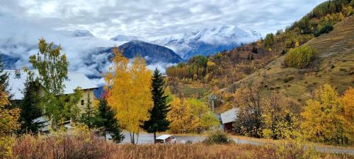 Huez-en-Oisans Apartment | Cozy Studio Uissan for 5, Steps from the Slopes