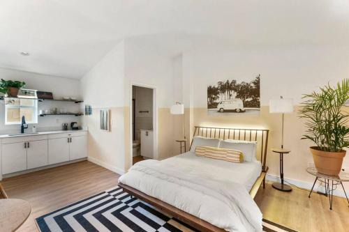 Chandler Apartment | Relaxing Studio Unit with Oceanfront Views and Pool