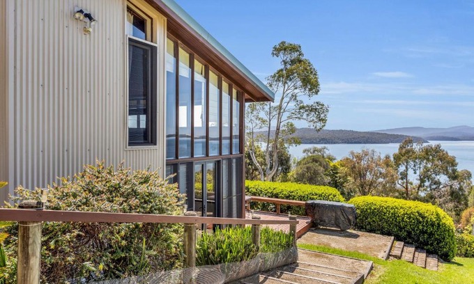 Mallacoota Apartment | Cozy Studio Views for Two - Rated 9/10 by Guests