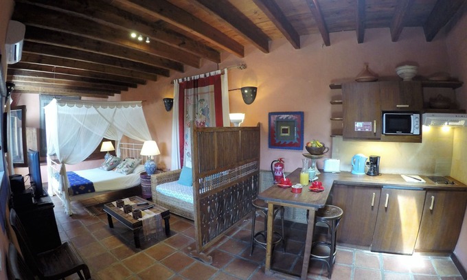 San Bartolome Villa | Cozy Studio Villa with Pool & Ocean View Retreat