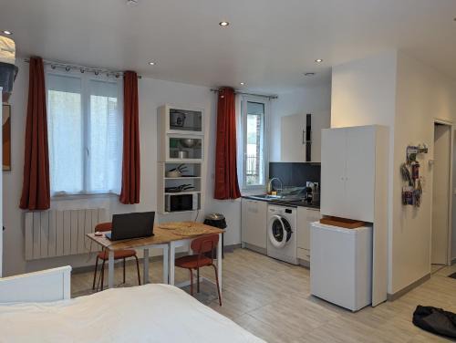 Bonneval Apartment | Budget-Friendly Studio Vue Loir in Centre-Ville for Families