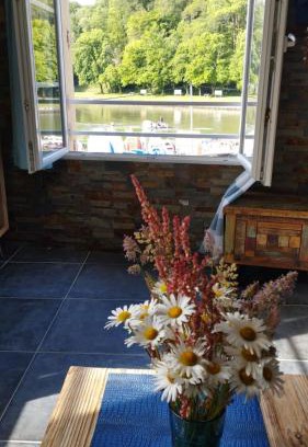 Port de St Goustan Apartment | Scenic Studio Overlooking Port Saint Goustan - Rated 8.9/10