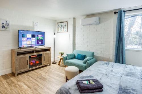 Rochester Apartment | Cozy Studio with King Bed Near Downtown - Pet Friendly
