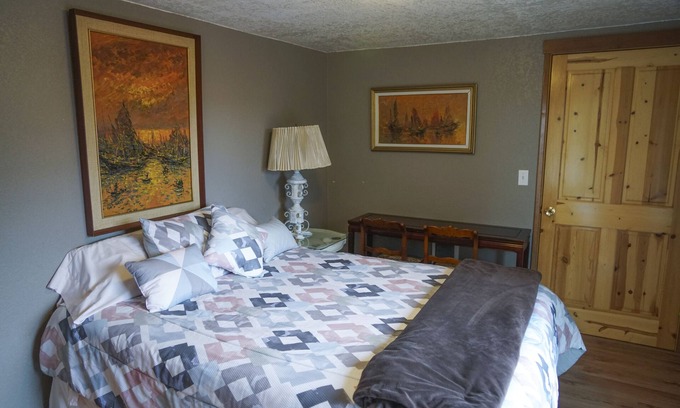 Astoria Condo | Cozy Studio with Panoramic River View - Pet Friendly Stay
