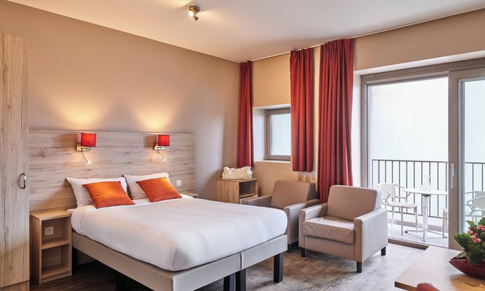 Westende Apartment | Cozy Studio with Double Bed & Pet-Friendly Amenities