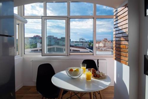 Targoviste Apartment | City Center Studio with Views and Family-Friendly Amenities