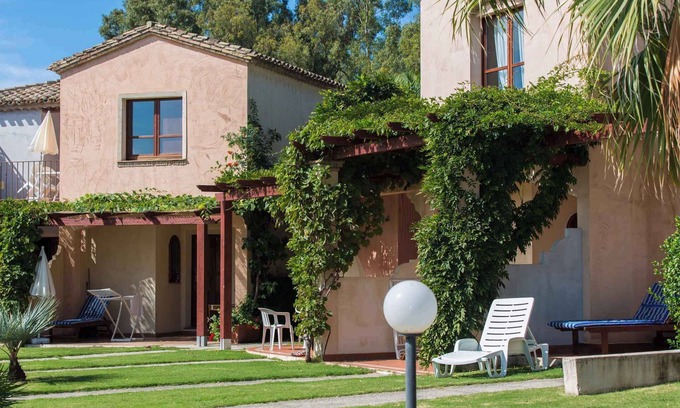 Campulongu Apartment | Cozy Studio Apartment with Oceanfront Views and Pool