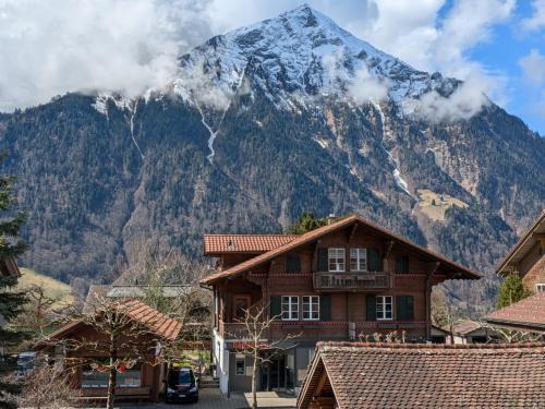Aeschi bei Spiez Apartment | Studio with balcony, Niesen view & free parking near Interlaken, Thunersee & Blausee