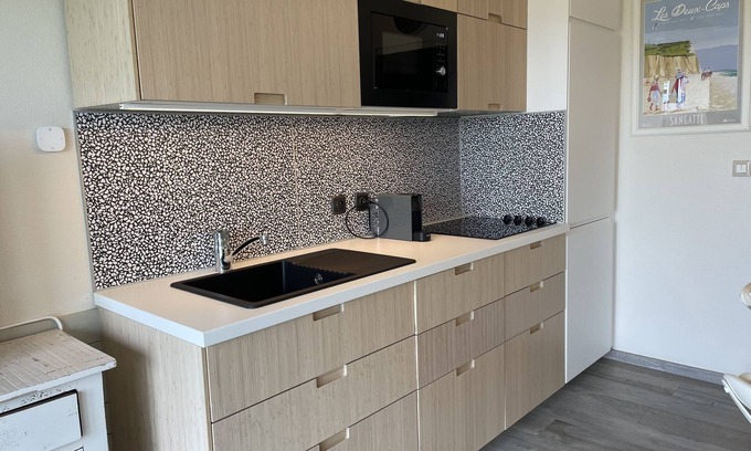 Wimereux Apartment | Ocean View Studio with WIFI - Guest Rated 9.8/10