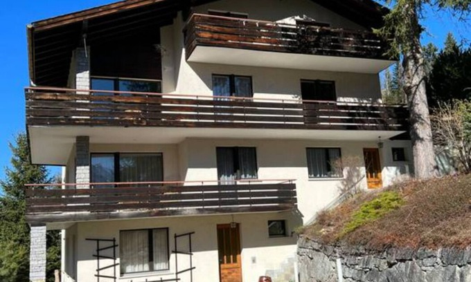 St. Niklaus House | Cozy Studio with Breathtaking Mountain Views & Pool Access