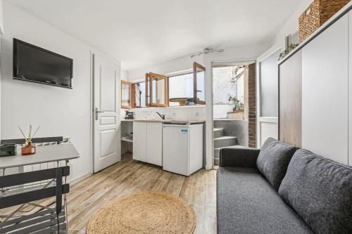 Passy Apartment | Studio with Little Garden-Terrace at Trocadero