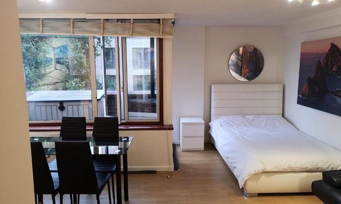 Westminster Apartment | Ideal Studio with Parking in Central London - 9/10 Rated!