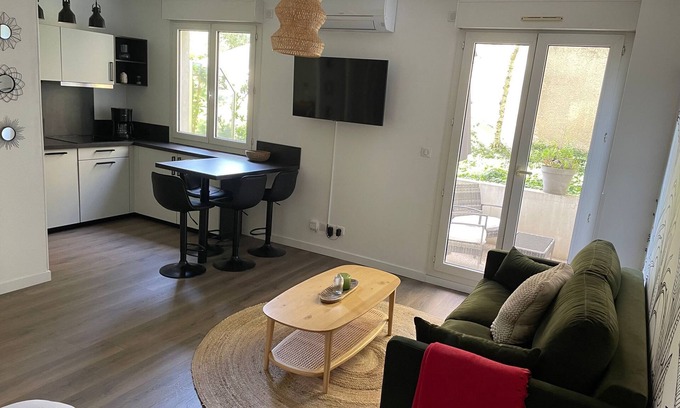 Villette Gare Apartment | Cozy Studio with Private Outdoor Living in Part Dieu