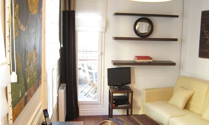 8th Arrondissement Apartment | Studio with terrace - Centre de Paris