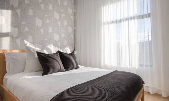 Plateau Mont Royal Apartment | Prime Studio14 with Kitchen & Child-Friendly Amenities