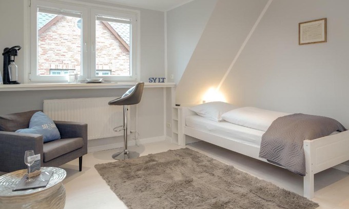 Tinnum Apartment | Budget-Friendly Studio Apartment - Tom with Great Reviews
