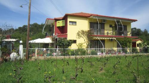 Kalamitsi Apartment | Guest Rated: Studios Ermis with Family-Friendly Amenities