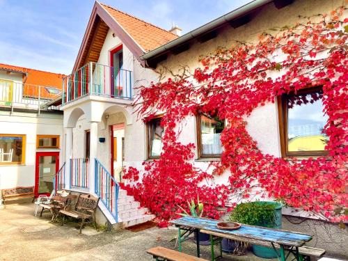Favoriten Apartment | Budget-Friendly Studio Liesingbach with Family Amenities