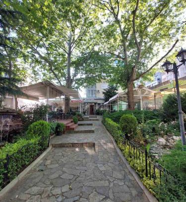 G.K. Bratya Miladinovi Apartment | Comfortable Studios Steps from Burgas Free University