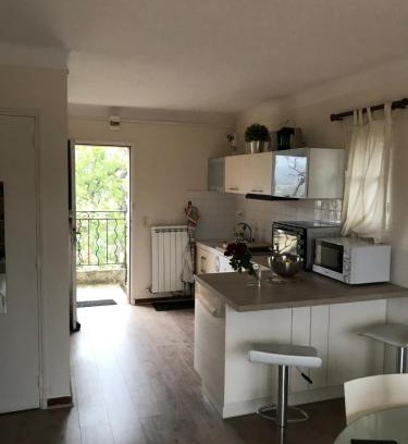 Le Pradet Apartment | Sunny Studios Near the Sea with Oceanfront Views