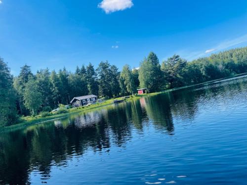 Odestugu House | Stuga med strandtomt i Smålands natursköna miljö
