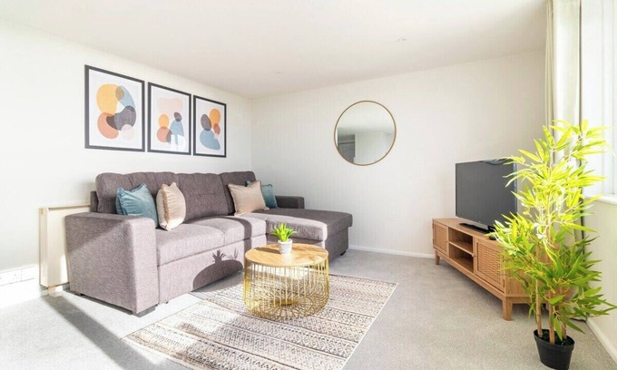 Boscombe Apartment | Scenic Sea View 2-Bedroom for Families - Free Parking