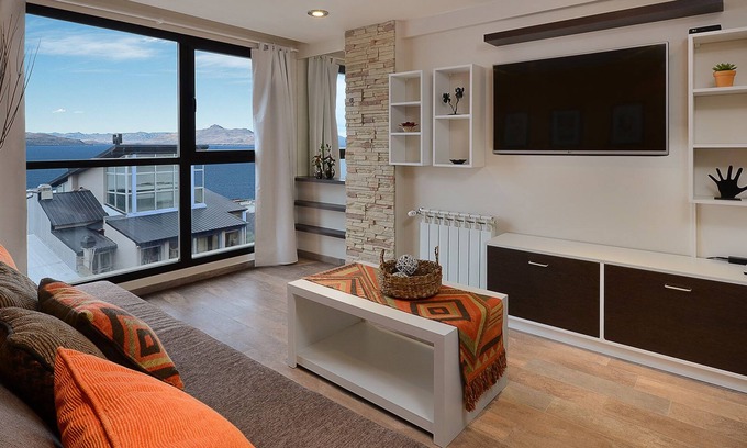 San Carlos de Bariloche Apartment | Scenic Apartment with Balcony and Lake Views - Rated 9/10