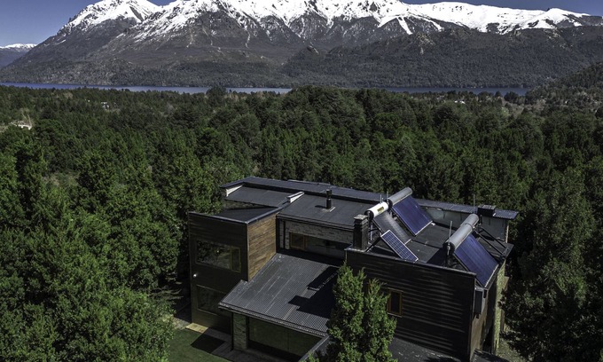 San Carlos de Bariloche House | Beautiful 4-Bedroom Retreat with Pool & Garden Near Arelauquen