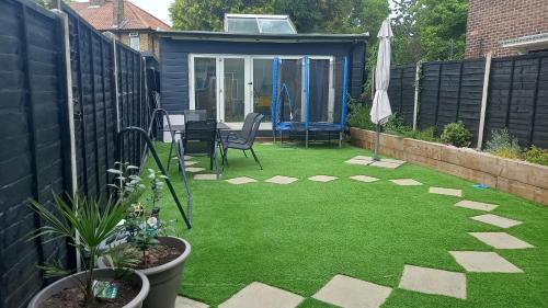 Downham House | Cozy 1-Bed Cabin in Bromley with Inviting Hot Tub