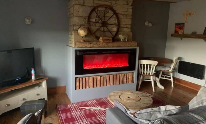 Queensbury Cottage | Cozy 1-Bed Cottage with Lake View in Halifax