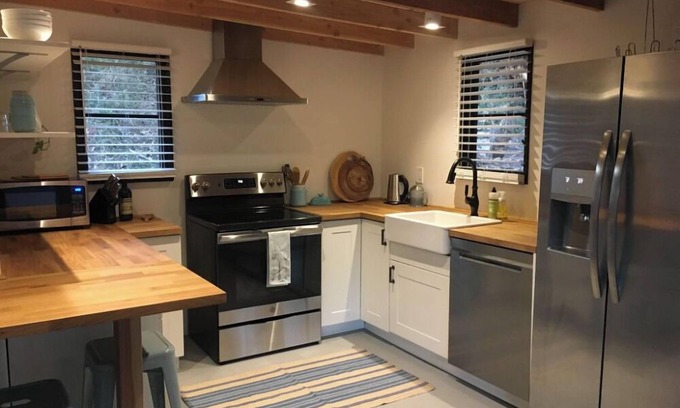 Santa Barbara House | Cozy 1 Bedroom Guest House with Kitchen Amenities