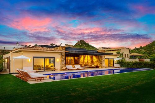 Buzzards Villa | Exclusive 11Bd Fundadores Residence with Indoor Tennis & Staff