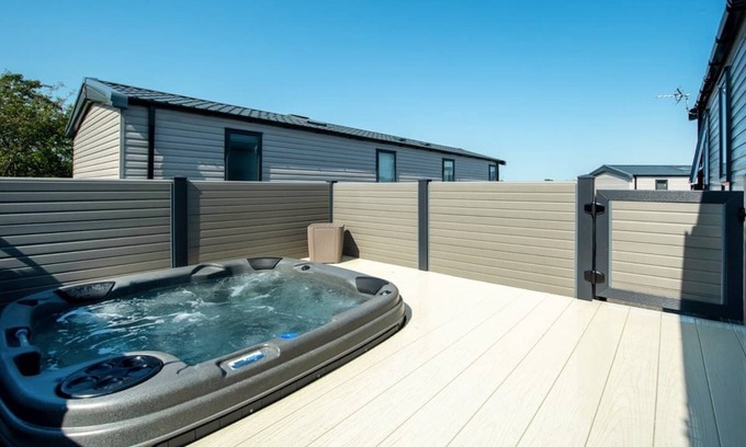 Blackford House | Inviting 13ft-Wide Holiday Home with Spa and Hot Tub