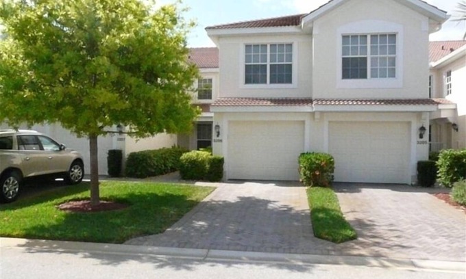 Fort Myers Condo | Waterfront Carriage Home with Garage and Top Amenities