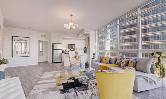 Downtown Toronto Condo | Prime 2 BD Retreat in Toronto with Free Parking & Breakfast