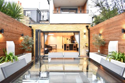 The Lane Apartment | Bright 2-Bed Apartment Near Family-Friendly Attractions