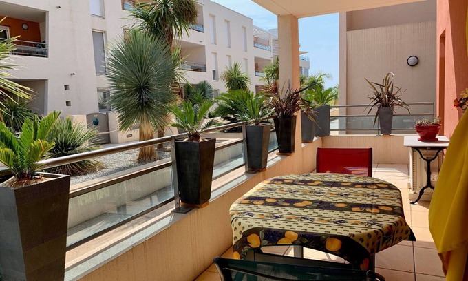 Meze Apartment | Oceanfront Apartment Mèze with Two Bedrooms for Four Guests