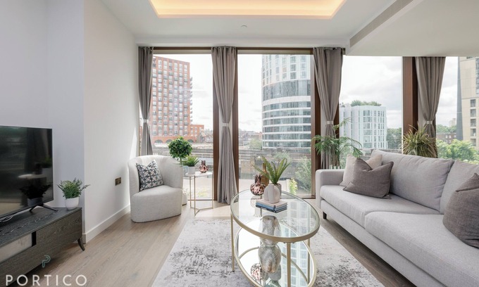 Vauxhall Apartment | Stunning 2-bed Apt with pool in Nine Elms