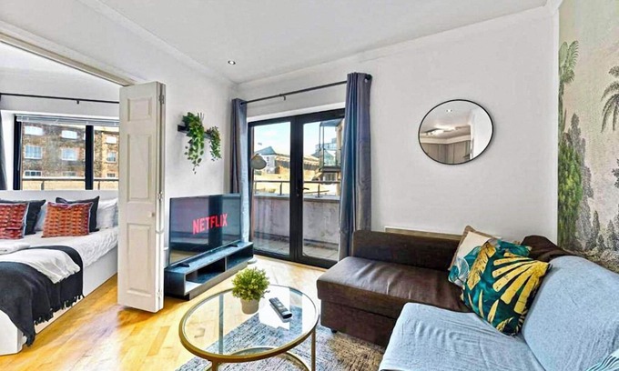 Castle Quarter Apartment | Stunning 2-Bed in Cardiff with Balcony