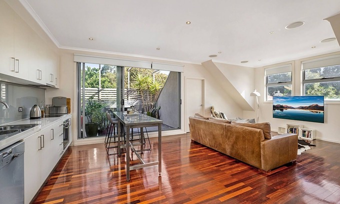 Northcote Apartment | Family-Friendly 2-Bed Unit with BBQ Patio Near Dining