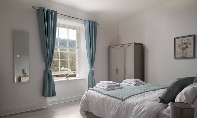 Llanrwst Apartment | Inviting 2 Bedroom Apartment with Pool & Breakfast Options